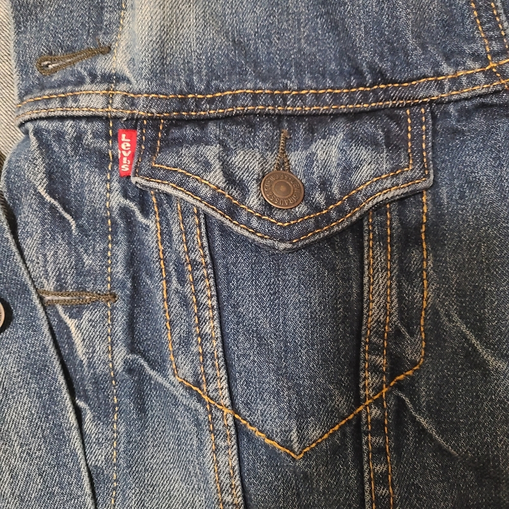 Levi's Classic Denim Trucker Jacket - Picture 5 of 7